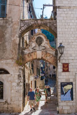 Kotor Montenegro 24 Eylül 2024, Kotor 'un büyüleyici sokaklarında gezen ziyaretçiler, bu güzel mimariye hayran kaldılar