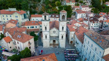 Büyüleyici eski şehir Kotor kırmızı kiremitli çatıları ve tarihi mimarisi ile açılıyor. Çamurlu sokaklar hareketli, öğleden sonra güneşinin sıcacık parıltısı altında keşif yapmaya davetliler..