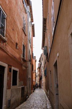 Hırvatistan 'ın Rovinj kentinin renkli cephelerinin kaldırım taşlarıyla buluştuğu büyüleyici sokaklarında dolaşın. Ziyaretçiler bu tarihi kasabayı keşfederken atmosfer sakin..