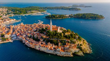 Hırvatistan 'ın Rovinj kenti, canlı binaları ve sakin sularıyla gün batımının altın renklerinde güneşleniyor