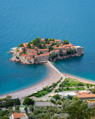 Adriyatik Denizi 'ne yerleşen Sveti Stefan, kırmızı çatılı binaları ve yemyeşil yeşiliyle büyülüyor. Sveti Stefan Montenegro