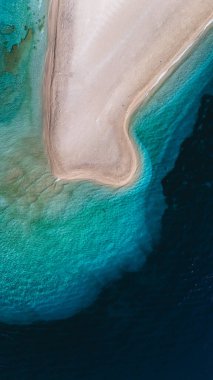 Kristal berraklığında turkuaz sular Brac Adası 'nın kumlu kıyı şeridini kucaklayarak ziyaretçileri dinlenmeye davet ediyor. Yumuşak dalgalar sakin bir atmosfer yaratıyor, Zlatni Rat Sahili Hırvatistan