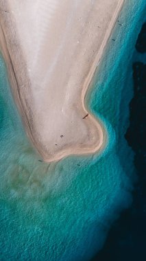 Çarpıcı bir manzara, el değmemiş kumların güneşin altında canlı turkuaz sularla buluştuğu Brac Adası 'nın eşsiz kıyı şeridini gözler önüne seriyor. Zlatni Rat Sahili Hırvatistan
