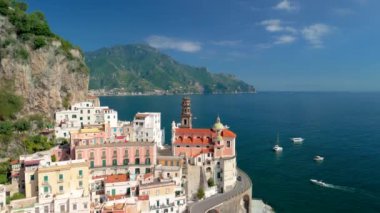 Atrani 'yi keşfedin, Amalfi Sahili İtalya' sında gizli bir mücevher, kristal suların yanındaki kayalıklarda canlı evler, unutulmaz bir deneyim vaat ediyor ve sizi keşfetmeye davet ediyor.