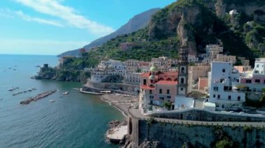 Dağlar ve kristal berrak sularla çevrili Amalfi kıyısındaki büyüleyici Atrani köyünü keşfedin. Unutulmaz bir tatil ya da keyifli bir yaz tatili için mükemmel.