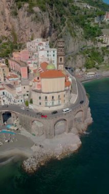 İtalya 'nın Amalfi Sahili' ndeki güzel mimarisi ve pek çok ziyaretçiyi cezbeden çarpıcı kıyı manzarasıyla tanınan pitoresk bir köy olan Atrani 'nin nefes kesici hava manzarasının tadını çıkarın.