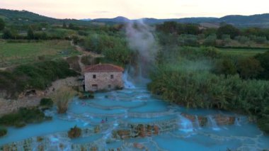 Satürn termal banyolarının büyüleyici güzelliğini keşfedin, çarpıcı şelaleler ve kaplıcalarla.