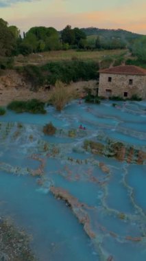 İtalya 'nın Toskana kentindeki ünlü Saturnia Termal Hamamı' ndaki çarpıcı kaplıcaları ve şelaleleri keşfedin.