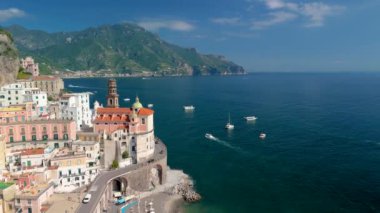 Dağlar ve kristal berrak sularla çevrili Amalfi kıyısındaki büyüleyici Atrani köyünü keşfedin. Unutulmaz bir tatil ya da keyifli bir yaz tatili için mükemmel.