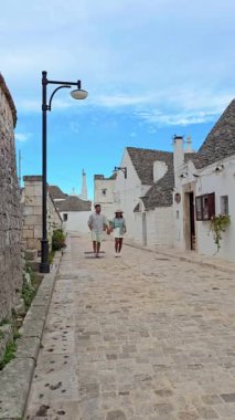 Alberobello, Puglia, İtalya 'nın büyüleyici sokaklarını keşfedin. Benzersiz Trulli evleri, çarpıcı manzaraları ve rahatlama ve keşif için mükemmel huzurlu bir atmosferi vardır.