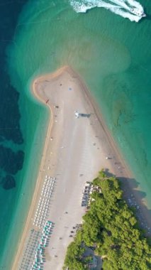 Hırvatistan 'ın Brac Adası' ndaki çarpıcı Zlatni Rat Sahili 'nin nefes kesici hava manzarasını deneyin. Bu eşsiz kum yığınının kristal berrak turkuaz sularının yanında eşsiz güzelliğini keşfedin.