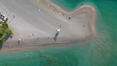 Hırvatistan 'ın Brac Adası' ndaki güzel Zlatni Rat Sahili 'ni keşfedin. Bu ideal varış yeri gezginler ve plaj aşıkları için mükemmeldir. Sersemletici bir doğal ortamda macera ve rahatlamayı birleştirir.