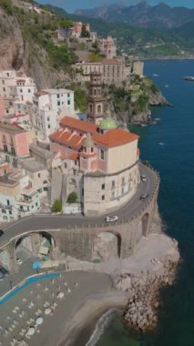 Bu hava manzarasında, İtalya 'nın Amalfi Sahili' ndeki pitoresk bir köy olan Atrani, pek çok ziyaretçinin ilgisini çeken huzurlu sahil güzelliğine karşı canlı mimarisi ve renklerini vurguluyor.