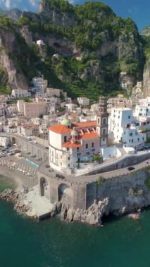 Bu hava görüntüsü, Amalfi Sahili İtalya 'nın büyüleyici bir köyü olan Atrani' nin ziyaretçiler arasında popüler olan sahil ihtişamını ve resim mimarisini yansıtıyor.