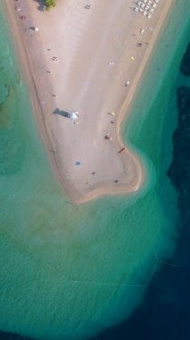 Hırvatistan 'ın Brac Adası' ndaki Zlatni Rat Sahili 'nin turkuaz suları ve altın kumlarıyla macera ve rahatlama arayışındaki seyahat meraklıları için bir cennet olan nefes kesici hava manzarasını keşfedin.