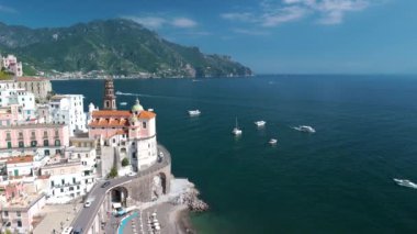 Renkli binaların kıyı şeridini işaretlediği, teknelerin turkuaz suların üzerinde zarif bir şekilde süzüldüğü, berrak bir gökyüzü altında görkemli dağların çerçevelediği çarpıcı Amalfi Sahili 'ni deneyin. Atrani İtalya