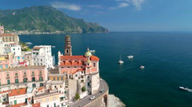 Atrani İtalya 'yı Amalfi Sahili' nde nefes kesen hava manzarasını deneyin, canlı mimari ile mavi Akdeniz su anlaşmasının bir kaçış yolu ile çelişiyor.