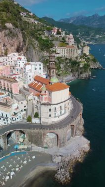 Amalfi Sahili 'nin göz kamaştırıcı güzelliğini yaşayın. Renkli binaların kayalık kayalıklara tutunduğu, ışıl ışıl denize bakan. Bu kıyı cennetinin cazibesini keşfedin Atrani huzurlu bir anda.