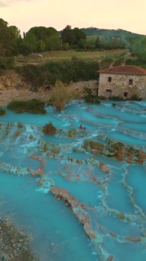 Satürn Tuscany İtalya 'nın nefes kesici güzelliğini deneyimleyin. Su termal banyo. Güneş batarken doğal termal havuzlar..