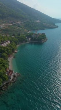 Bereketli yeşillikleri, sakin suları ve büyüleyici bir deniz fenerini aydınlatan nefes kesici kıyı manzarası. Bu yaz kaçışı çarpıcı bir şekilde huzurlu bir cazibeyi yansıtıyor. Brac Adası Hırvatistan