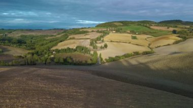 Güneş batarken Tuscany 'nin dingin manzarasını hissedin, bereketli tepeler ve tarlalar üzerinde sıcak tonlar oluşturun. Bu görkemli kırsal bölgede doğa sanatının gelişimi sükuneti davet ediyor İtalya Toscane