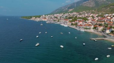 Küçük teknelerin berrak mavi sularda usulca sallandığı, arka planda ilginç evler ve bereketli dağlarla çevrili, ılık güneş ışığının tadını çıkardıkları o pitoresk limanı keşfedin. Brac Adası Hırvatistan