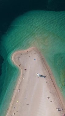 Gözlerden uzak kumlu bir kumsalın huzurlu cazibesini kristal berraklığında yaşayın. İnsanlar Brac Adası Hırvatistan 'da güneşlenmeyi ve güneşin altında dinlenmeyi seviyorlar.