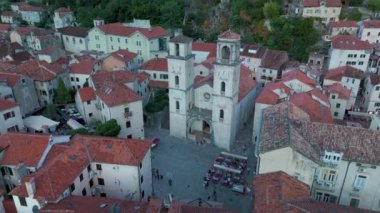 Resimli çatılarla çevrili tarihi bir kasabanın büyüleyici mimarisi hayret verici. Antik yapıların eşsiz cazibesine tanık olun, Kotor Bay Montenegro
