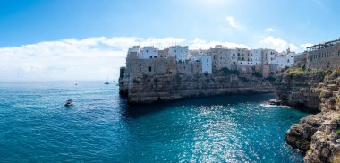 Puglia 'nın pitoresk kıyı şeridi nefes kesen uçurumları ve kristal berrak suları ortaya çıkararak ziyaretçileri doğal güzelliğini keşfetmeye çağırıyor. Polignano a Mare Italy 