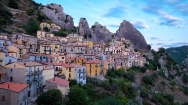 Dramatik uçurumların arasına yerleşen Castelmezzano İtalya renkli evleri ve nefes kesici manzarasıyla büyülüyor. Alacakaranlık yaklaşırken, köyün ışıkları alacakaranlık gökyüzüne doğru parıldamaya başlar..