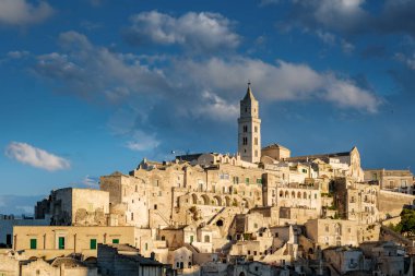 Kayalık bir yamaçta yuva yapmış olan Matera, ikonik mağara yerleşimlerini canlı bir gökyüzüne karşı sergiliyor. Puglia İtalya