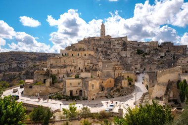 Tepelere yerleşen Matera, çarpıcı taş binalarını ve dramatik bulutların ve mavi gökyüzünün altında dolambaçlı sokaklarını gözler önüne seriyor. Bu antik şehrin cazibesini ve tarihini tecrübe et..