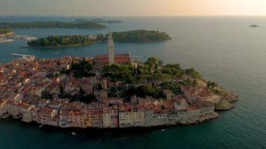 Adriyatik Denizi 'nin üzerinde güneş batarken Rovinj Hırvatistan' ın nefes kesici adasını keşfedin.