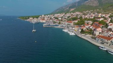 Huzurlu bir sahil köyünün barışçıl dönüşümü, sakin suları ve canlanan tuhaf mimarisi ile. Doğa ve sükunetin nazik kucaklamasının tadını çıkar. Brac Adası Hırvatistan