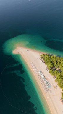 Sıcak güneşin altında yumuşak kumların kristal berrak sularla buluştuğu tenha bir plajın huzurlu güzelliği. Bu sakin yer, doğada rahatlamaya ve maceraya davetiye çıkarır. Brac Adası Hırvatistan