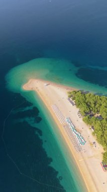 Hırvatistan 'ın Brac Adası' ndaki Zlatni Rat Sahili 'nin nefes kesici hava manzarasını keşfedin, kendine özgü kıyı şeridini ve berrak sularını, rahatlama, yüzme ve güneşlenme için mükemmel