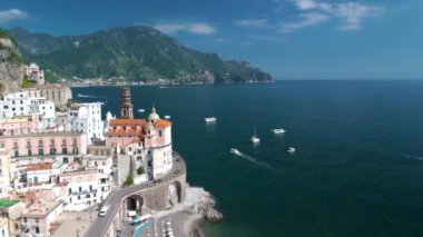 Büyüleyici şehirlerin uçurumlara tutunduğu, yemyeşil yeşerdiği ve açık bir günde Akdeniz 'in pırıl pırıl parladığı büyüleyici Amalfi Sahili' ni keşfedin..