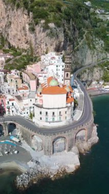 Amalfi kıyısındaki gizli bir mücevherin çarpıcı sahil manzarasını ve resim gibi mimarisini tecrübe edin. Bu büyüleyici köy Atrani, canlı binaları ve zengin tarihi ile