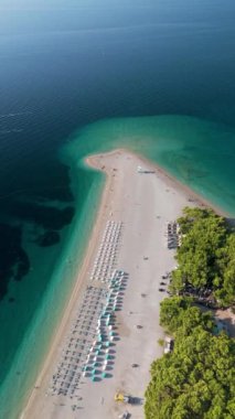 Kristal berrak sular ve yumuşak kumlarla tenha bir kumsalın nefes kesici güzelliğini tecrübe edin. Kıyı boyunca uzanan güneş pansiyonları, Brac Adası Hırvatistan