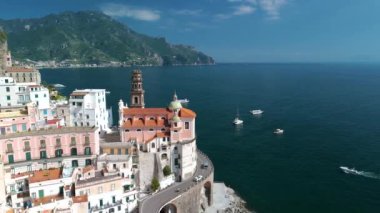 Amalfi Sahili 'nin güzelliği renkli köylerin kıyı şeridini kucaklamasıyla ortaya çıkıyor. Gemiler, görkemli dağlar ve parlak mavi bir gökyüzü tarafından çerçevelenmiş ışıl ışıl denizde huzur içinde süzülüyor. Atrani İtalya