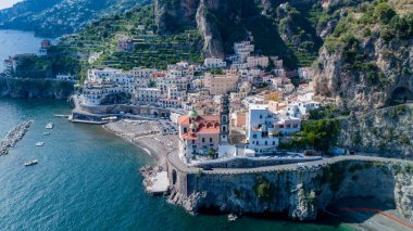 Amalfi Sahili cazibesini, yükselen uçurumlara yuva yapmış renkli kayalık köylerle, berrak bir gökyüzünün altında ışıldayan mavi sularla ortaya koyuyor, keşifleri davet ediyor. Atrani İtalya