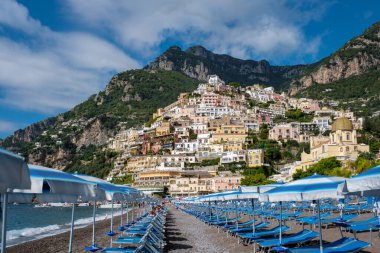 Dramatik uçurumlara karşı, Positano 'nun canlı binaları sakin bir plaj günü için güzel bir zemin oluşturur..