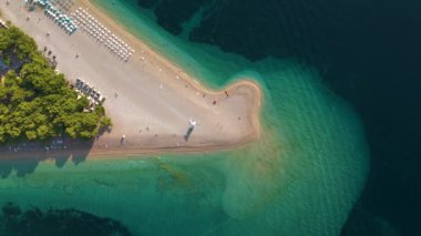 Güneşin berrak sularda parıldadığı göz kamaştırıcı, tenha bir sahil keşfedin. Sizi rahatlamaya ve yemyeşil çevreyi keşfetmeye davet ediyor. Brac Adası Hırvatistan