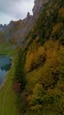 Alpler 'de, Falensee Gölleri' nin sakin suları, canlı sonbahar yaprakları ve engebeli zirveleri yansıtıyor ve doğa severler ve maceracılar için çarpıcı bir geri çekilme imkanı sunuyor. İsviçre