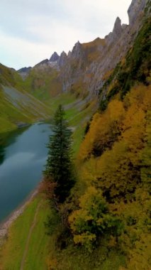 Alpler ve canlı sonbahar renkleri tarafından çerçevelenmiş Falensee gölünün nefes kesici güzelliğini tecrübe edin. Appenzell Innerrhoden, İsviçre 'de doğa severler ve maceracılar için bir cennet..