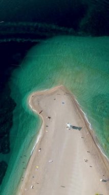 Bu büyüleyici yerde turkuaz sularla çevrili güzel kumlu bir sahil sergileniyor. Rahatlamak için ideal. İnsanlar güneşlenmeyi ve yüzmeyi seviyor, Brac Adası Hırvatistan