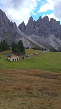 Büyüleyici Dolomitleri keşfedin dingin çayırların ve tuhaf kır evlerinin üzerinde yükselen yüksek tepeler olarak. Geisler Alm Odle Dağı, Alto Adige, Dolomitler, İtalya