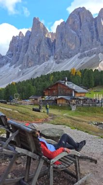 Nefes kesici dağ manzarasının ortasında huzurlu bir rahatlama anı yaşayın. Taze sonbahar havası atmosferi doldurur, Geisler Alm Odle dağı, Alto Adige, Dolomitler, İtalya