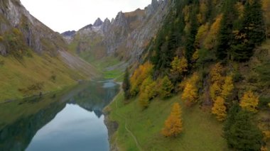 Görkemli dağlarla çevrili, sakin Falensee gölü rüzgarda sallanan ağaçların sonbahar renklerini yansıtır. İsviçre 'deki bu resmedilmiş İsviçre manzarasında doğa sakinliği gözler önüne seriliyor.