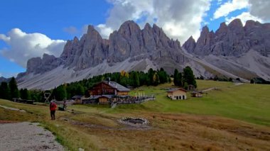 Geisler Alm Odle Dağı, Alto Adige, Dolomites, İtalya, görkemli dağların sakin otlaklarla buluştuğu yer. Yüksek tepeler ve canlı doğayla çevrili bir dağ kulübesinin kırsal cazibesine tanık olun..